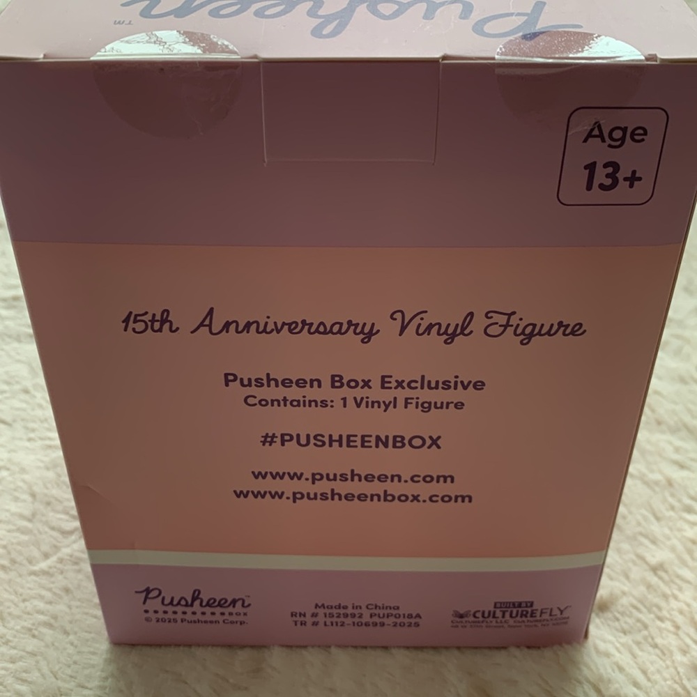 15th Anniversary Pusheen Vinyl Figure Pusheen Box Exclusive - Picture 3 of 6